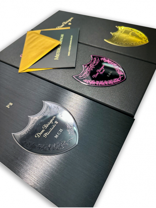 Dom Pérignon Bouclier en métal personnalisé pour coffret Rosé - 3 lettres maximum Dom Pérignon Bouclier en métal personnalisé pour coffret Rosé - 3 lettres maximum