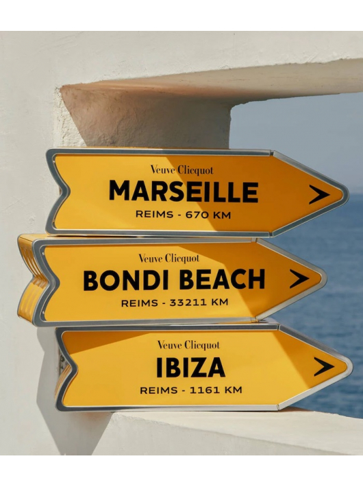 Veuve Clicquot Personalised "ARROW" Metal Giftbox Yellow Label Brut - 75 cl Veuve Clicquot Personalised "ARROW" Metal Giftbox Yellow Label Brut - 75 cl