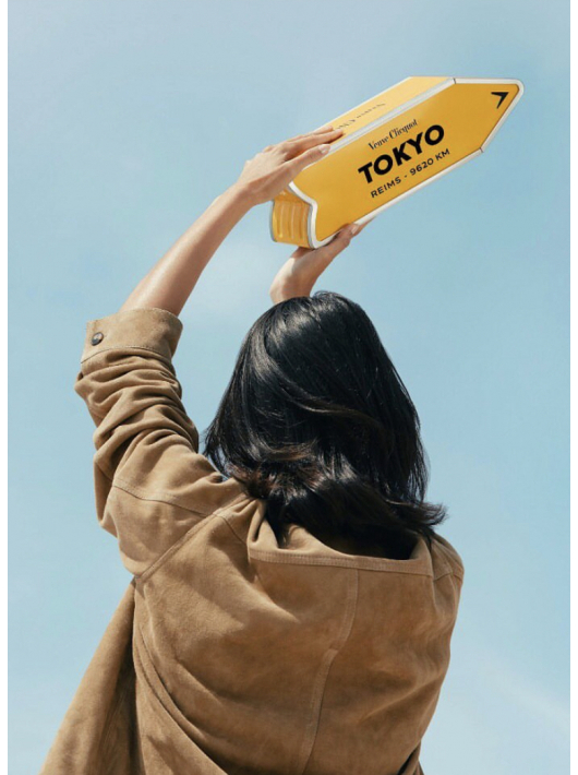 Veuve Clicquot Personalised "ARROW" Metal Giftbox Yellow Label Brut - 75 cl Veuve Clicquot Personalised "ARROW" Metal Giftbox Yellow Label Brut - 75 cl