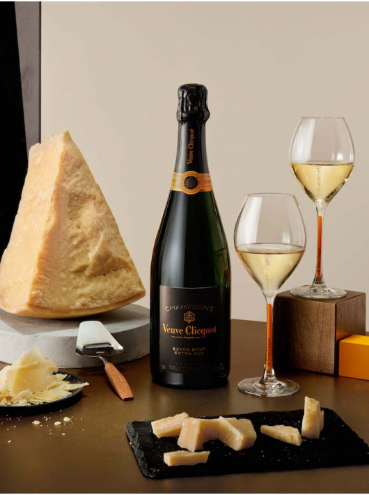 Veuve Clicquot Set of 2 Clicquot glasses + 1 bottle Extra Old 4 - 1 x 75 cl Veuve Clicquot Set of 2 Clicquot glasses + 1 bottle Extra Old 4 - 1 x 75 cl