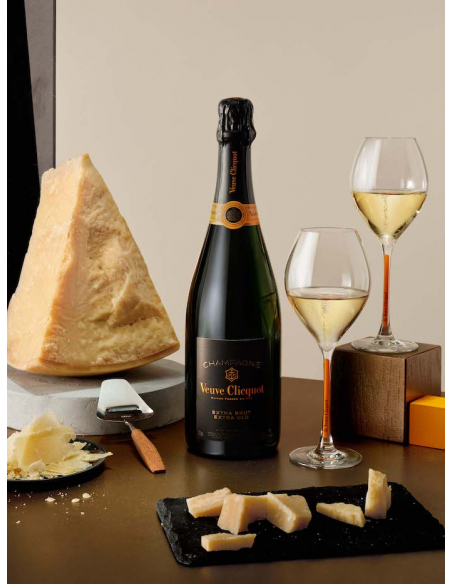 Veuve Clicquot Set of 2 Clicquot glasses + 1 bottle Extra Old 4 - 1 x 75 cl Veuve Clicquot Set of 2 Clicquot glasses + 1 bottle Extra Old 4 - 1 x 75 cl