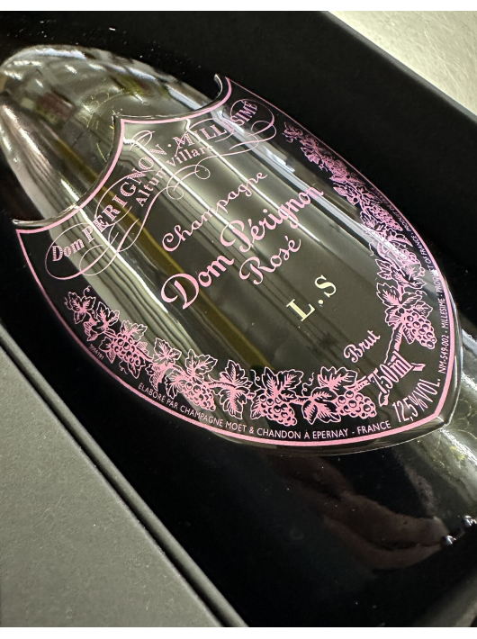 Dom Pérignon Vintage 2009 Rosé Giftbox & Bouteille personnalisés avec gravures sur boucliers en métal - 75 cl