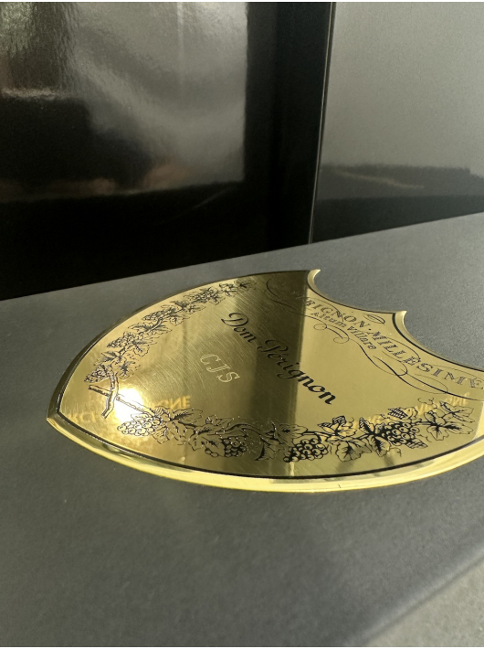Dom Pérignon 2015 Personalisierte Giftbox mit Gravur auf Metallschild - 75 cl Dom Pérignon 2015 Personalisierte Giftbox mit Gravur auf Metallschild - 75 cl