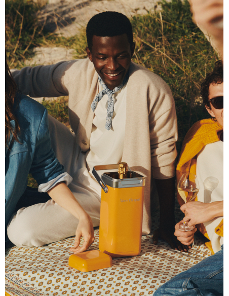 Veuve Clicquot Metal Cooler Giftbox Yellow card brut - 75 cl Veuve Clicquot Metal Cooler Giftbox Yellow card brut - 75 cl