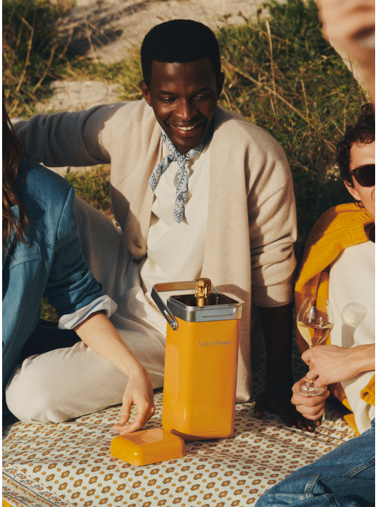 Veuve Clicquot DUO SET METAL COOLER GIFTBOX ROSÉ & BRUT - 2 X 75 CL Veuve Clicquot DUO SET METAL COOLER GIFTBOX ROSÉ & BRUT - 2 X 75 CL