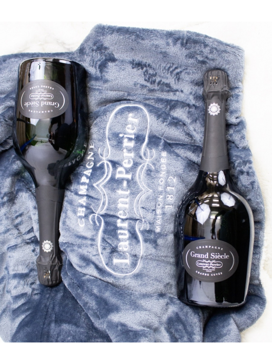 Laurent-Perrier Set 1 Outdoor-Duvet mit gesticktem Laurent-Perrier-Logo & 2 Bouteille Grand Siècle Brut N°26 - 2 x 75 cl Laurent-Perrier Set 1 Outdoor-Duvet mit gesticktem Laurent-Perrier-Logo & 2 Bouteille Grand Siècle Brut N°26 - 2 x 75 cl