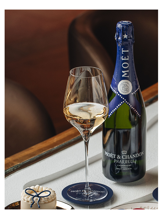 Moët & Chandon X PHARRELL WILLIAMS "MIDNIGHT BLUE" Giftbox Brut Impérial - 75 cl Moët & Chandon X PHARRELL WILLIAMS "MIDNIGHT BLUE" Giftbox Brut Impérial - 75 cl