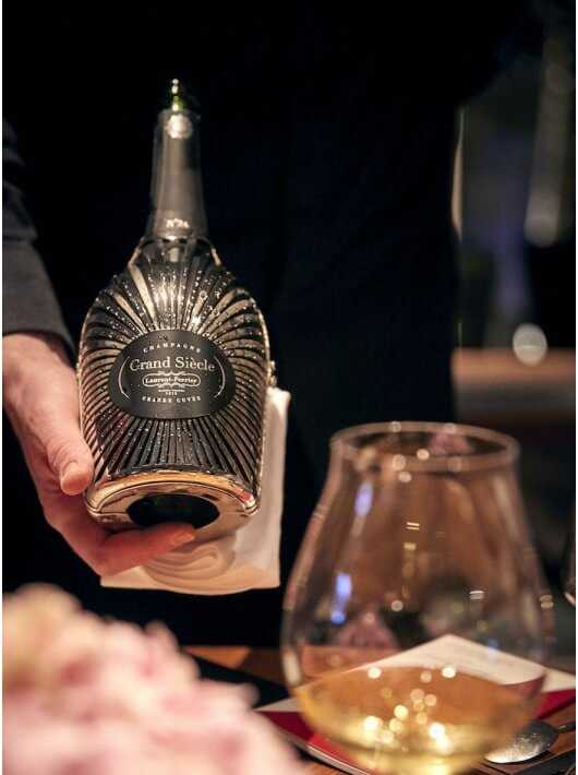 Laurent-Perrier Grand Siècle Brut N°24 "Robe Soleil" Limited Edition - 75 cl Laurent-Perrier Grand Siècle Brut N°24 "Robe Soleil" Limited Edition - 75 cl